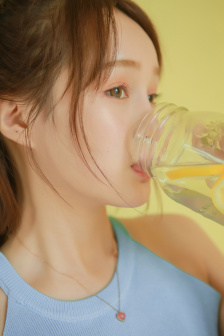 不扣纽的女孩详情介绍